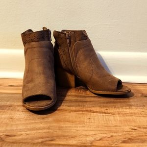 EUC Qupid gray leather open-toe bootie shoes